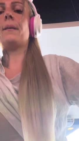 Working out at the gym made me feel hot, so I removed my t-shirt and revealed my bra. My desire was intense. porn video